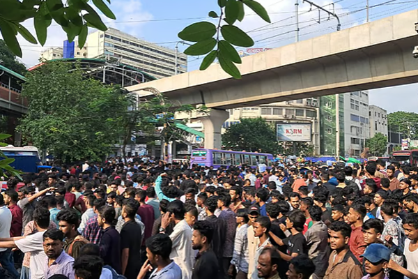 শাহরিয়ার হত্যা তদন্তে গাফিলতির প্রতিবাদ ও বিচার দাবিতে ছাত্রদলের শাহবাগ অবরোধ